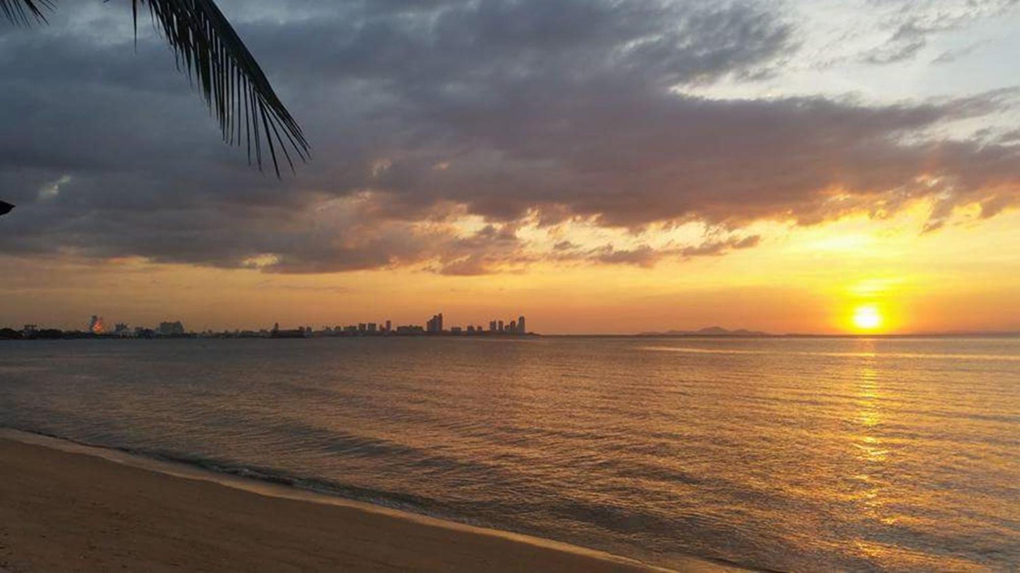 Serene Sands Hotel Bang Lamung Exterior foto